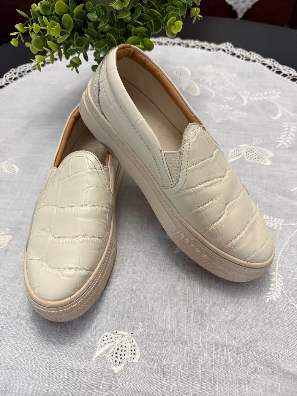 SOLUDOS Cream Croc-Embossed Slip-On Platform Sneakers Sz 8